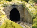Tunelový portál do skryté části kolejiště