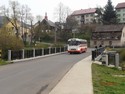k pejezdu se bl dnes ji rarita..... koda L 11 v netypick barv Karlovarskho dopravnho podniku.....