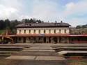 Při svých cestách jsme navštívili Bečov nad Teplou. Zaujalo mne zdejší nádraží.... tak pár foteček na naše stránky